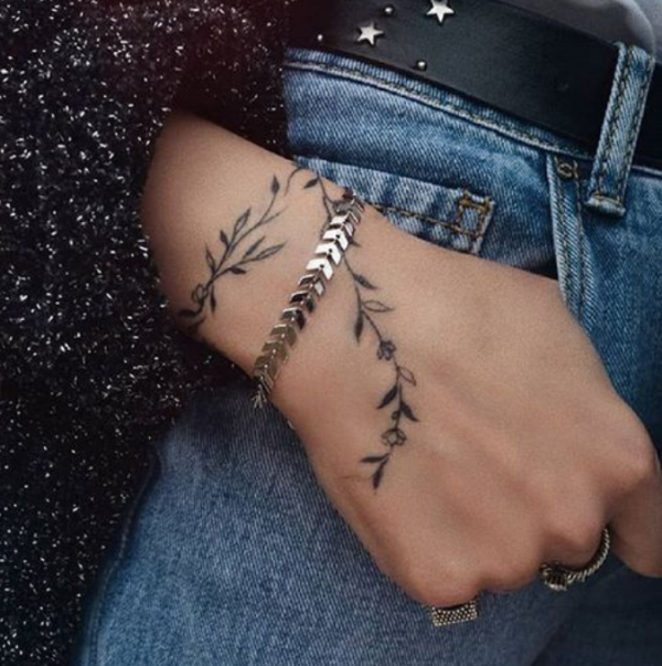 Simbol daun sederhana di pergelangan tangan